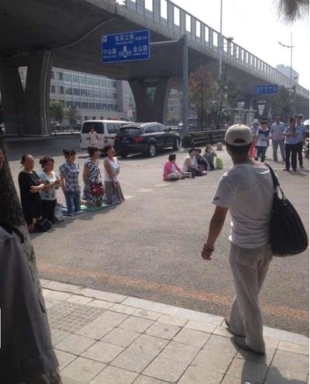 家長(zhǎng)在遼寧教育廳門(mén)前下跪抗議招考不公