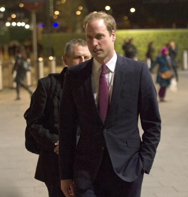 威廉王子西裝筆挺入讀劍橋 乘火車抵達(dá)學(xué)校 威廉王子西裝筆挺入讀劍橋 乘火車抵達(dá)學(xué)校.png