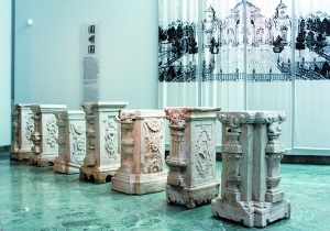 藏于挪威卑爾根KODE博物館的7根圓明園石柱.jpg