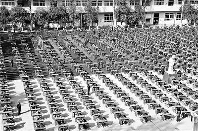 寶雞一學(xué)校霸氣考試，老師望遠(yuǎn)鏡監(jiān)考1200學(xué)生