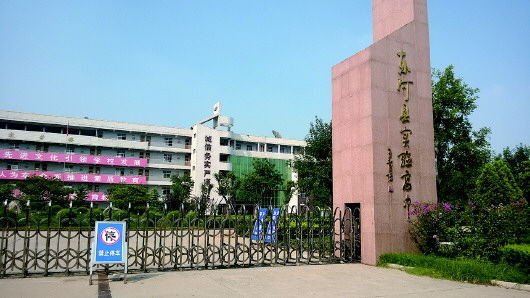 8月14日,東阿縣實(shí)驗(yàn)高中校門緊閉.jpg