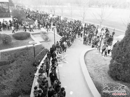 師大校園里藝考生寒風(fēng)中排起長龍 師大校園里藝考生寒風(fēng)中排起長龍