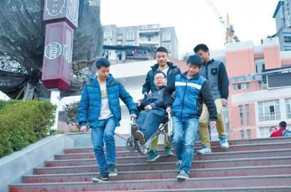 父親充當(dāng)拐杖陪讀腦癱兒子19年，高考前身患肝癌