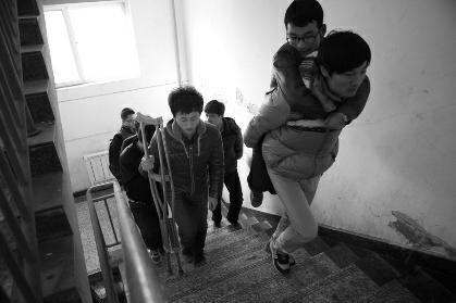 男生背殘疾舍友上課2年，稱會背到大學畢業(yè)