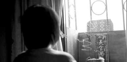 高三女兒枕下藏水果刀 父母好心建議她覺得諷刺