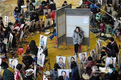 美院藝考最任性，讓1.2萬考生畫真人模特！