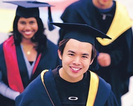 中國留學(xué)生走出華人圈才能“殺出一條血路”