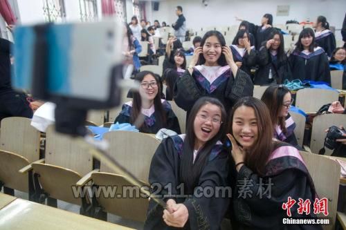 資料圖：2016年5月23日，山西太原，山西大學(xué)畢業(yè)生與老師進(jìn)行合影。中新社記者 張云 攝