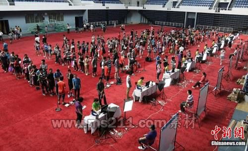 資料圖：清華大學(xué)新生排隊拍證件照。中新社發(fā) 李慧思 攝