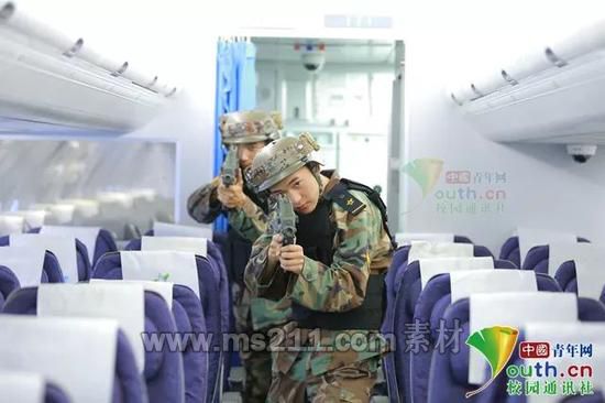 圖為軍體課CS真人對抗活動(dòng)。學(xué)校供圖