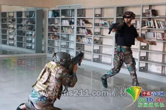 圖為軍體課CS真人對抗活動(dòng)。學(xué)校供圖