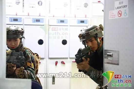 圖為軍體課CS真人對抗活動(dòng)。學(xué)校供圖