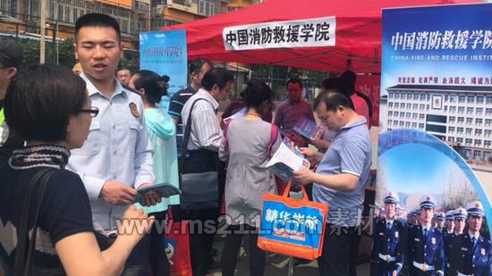 中國消防救援學院咨詢處工作人員為前來咨詢的家長講解。新京報記者 李麗霞 攝