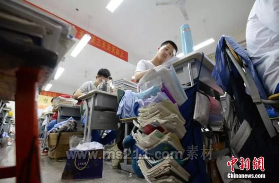 資料圖：河北省邯鄲市第一中學(xué)，即將參加高考的高三學(xué)生在上晚自習(xí)。中新社發(fā) 郝群英 攝 圖片來(lái)源：CNSPHOTO