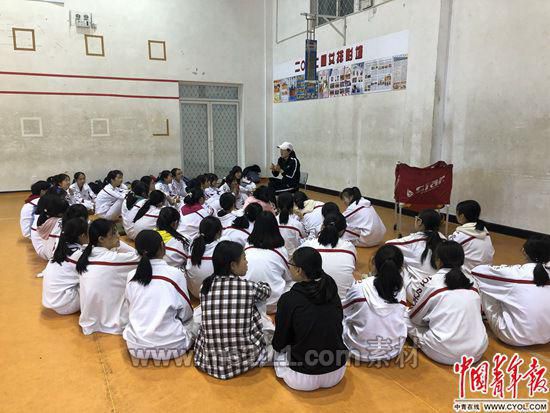 多與同學(xué)溝通，實(shí)現(xiàn)社交性“互助”，可以緩解焦慮。劉昶榮/攝