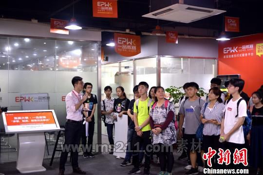 集美大學(xué)組織臺(tái)灣學(xué)生參觀兩岸青年創(chuàng)業(yè)基地。