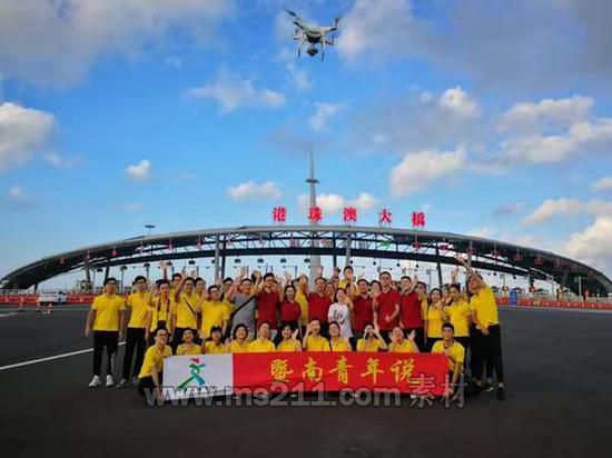 港澳臺僑學(xué)生到港珠澳大橋參觀。 暨南大學(xué)供圖