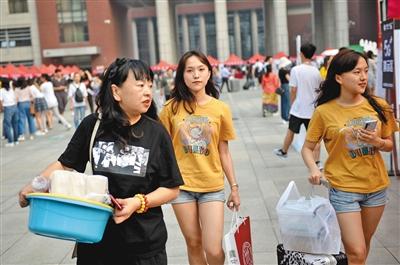 報到完的新生與家人帶著行李前往宿舍。