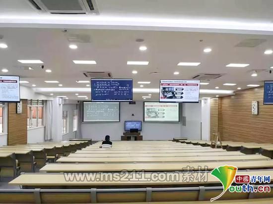 多屏顯示課件內(nèi)容。四川大學(xué)教務(wù)處供圖