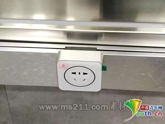 在座椅后排安裝的“電力軌道”。四川大學(xué)教務(wù)處供圖