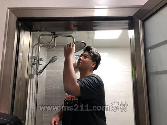 洗澡時，邵懌濤幾乎觸及了花灑。