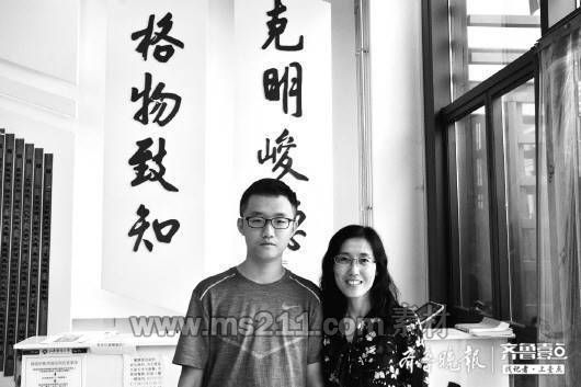 仉一辰與同是山財(cái)大校友的媽媽在校訓(xùn)前合影。齊魯晚報(bào)·齊魯壹點(diǎn) 記者王凱攝