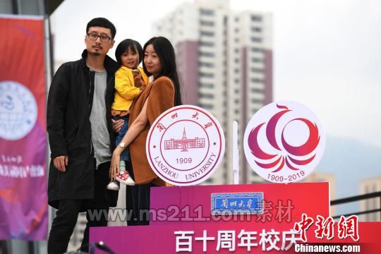 “回家”的蘭大校友們在會場外合影留念?！钇G敏 攝