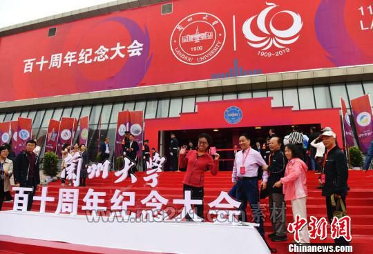 “回家”的蘭大校友們在會場外合影留念?！钇G敏 攝