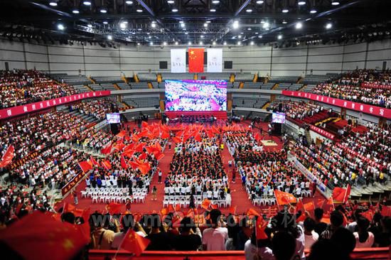 山東大學(xué)“青春告白祖國(guó)”歌曲快閃活動(dòng)（竇皓/攝）