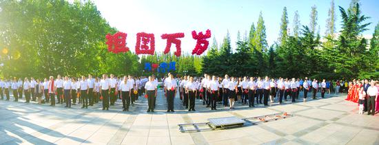 大連理工大學(xué)師生真情合唱《歌唱祖國(guó)》 （學(xué)校供圖）