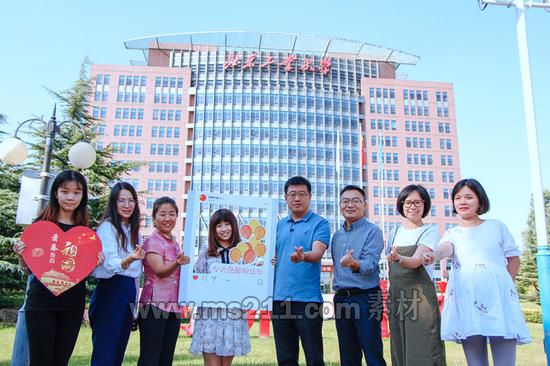 北京工業(yè)大學(xué)師生——為祖國(guó)“比心”（陳昱同/攝）