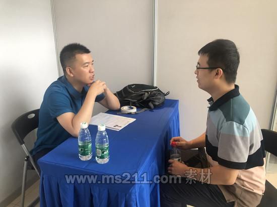 （王亞民在招聘會現(xiàn)場）