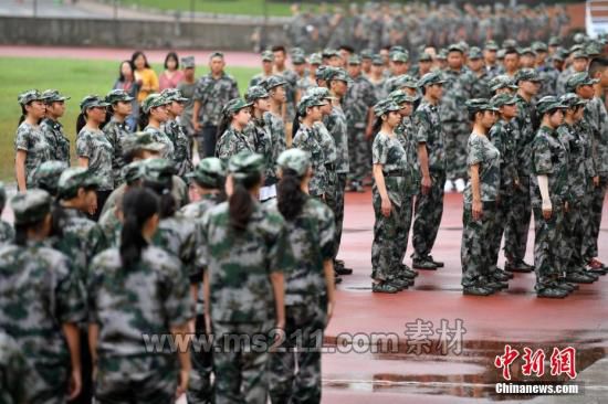資料圖：參加軍訓(xùn)的大學(xué)新生。張浪 攝