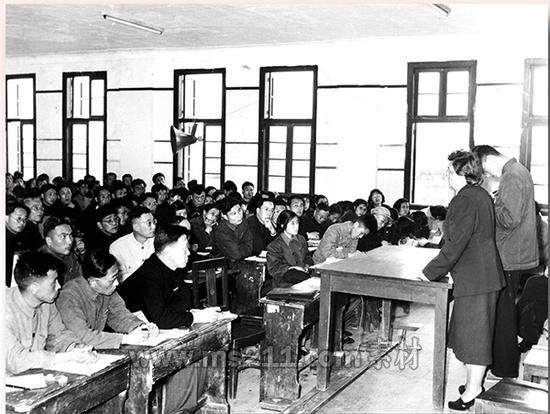 列寧格勒師范學(xué)院院長(zhǎng)娥·芙·杰普莉茨卡婭在華東師范大學(xué)授課