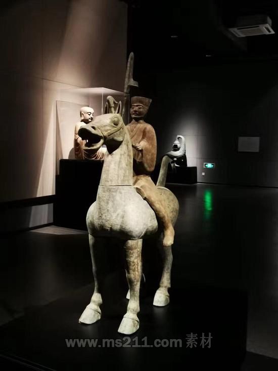 10月8日，公眾號(hào)“江上說的”作者江上在重慶大學(xué)博物館拍攝的人騎青銅俑。 受訪者供圖