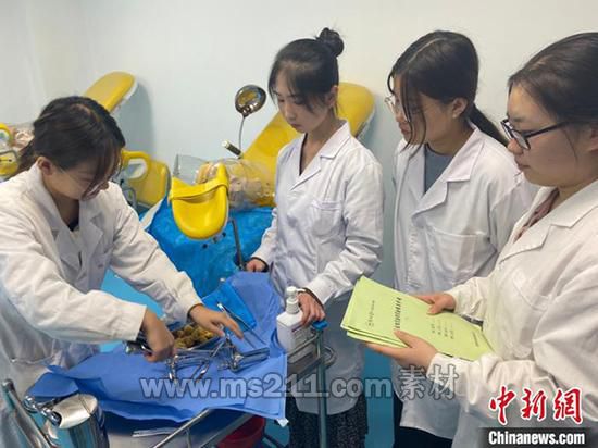 2010年，蘭州大學(xué)承擔(dān)農(nóng)村訂單定向免費(fèi)醫(yī)學(xué)生培養(yǎng)項(xiàng)目，重點(diǎn)為鄉(xiāng)鎮(zhèn)衛(wèi)生院及以下的醫(yī)療衛(wèi)生機(jī)構(gòu)培養(yǎng)從事全科醫(yī)療的衛(wèi)生人才。圖為免費(fèi)醫(yī)學(xué)定向生認(rèn)識(shí)婦科檢查器械。 本文圖均為 中新網(wǎng) 資料圖