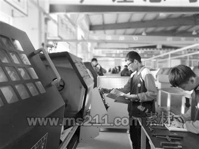 山東某職業(yè)學(xué)院內(nèi)，學(xué)生們正在實踐機床操作技能。 本報記者 王延斌攝
