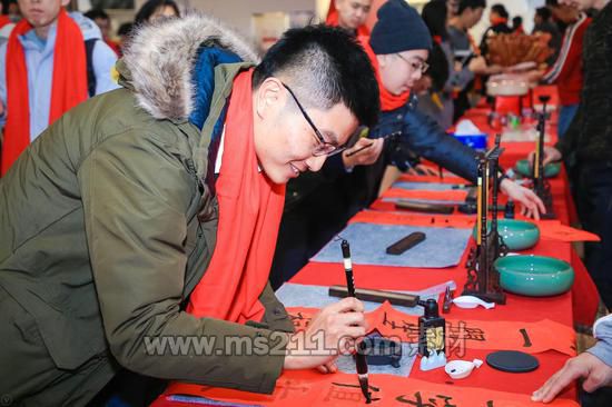 北航學(xué)生在“年味一條街”體驗寫春聯(lián)。 北航宣傳部供圖