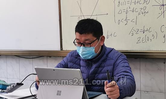 杜明明老師在上數(shù)學(xué)直播課。澎湃新聞?dòng)浾?楊喆&nbsp; 圖