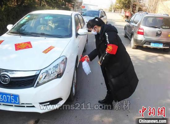 對(duì)進(jìn)出車輛消毒 唐凱旋 攝