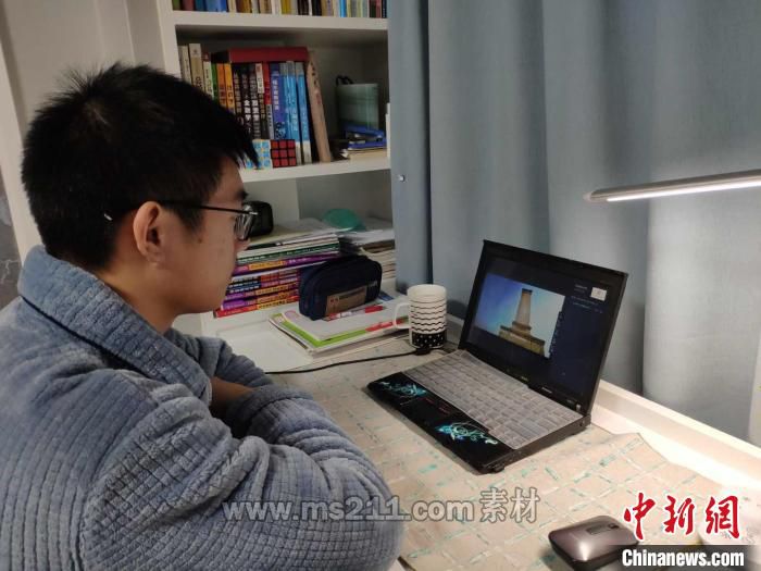 學(xué)生線上觀看“開學(xué)第一講”（圖文無關(guān)）。杭州高級(jí)中學(xué)提供