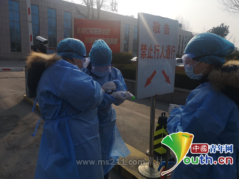 圖為潘子翯（右二）在參加防疫工作。本人供圖