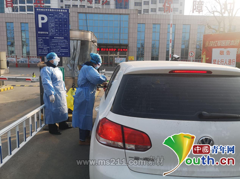 圖為潘子翯（右）在核查車輛信息。本人供圖